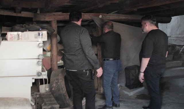 Kötü koku ihbarı ekipleri harekete geçirdi, girilen evde 30 metrelik define tüneli çıktı