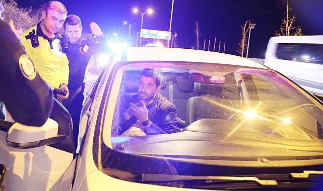 Kovalamaca sonucu yakalanan sürücüyle polisin imtihanı: Araçtan inmedi, alkolmetreye üflemedi