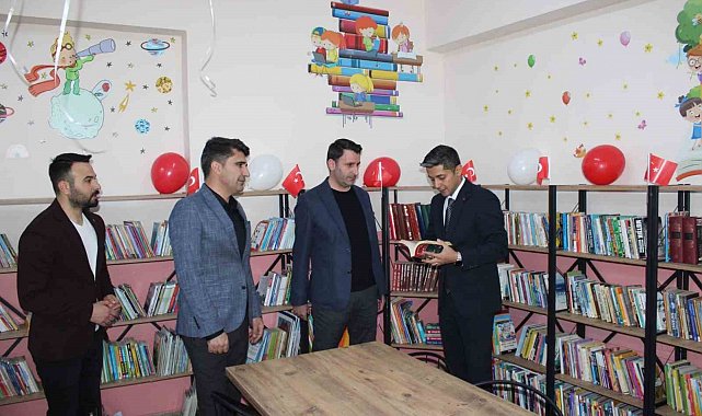 Köy okuluna kütüphane açıldı, öğrenciler kitaplarla buluştu