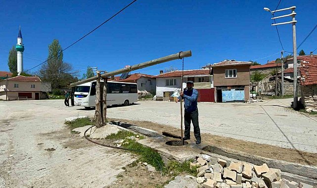 Köylü 100 yıldır su ihtiyacını bu kuyudan karşılıyor