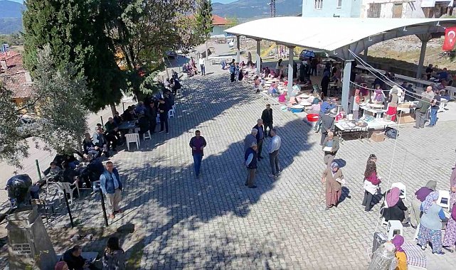 Köyün kadınları seferber oldu, binlerce gözleme aynı anda pişti