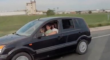 Kucağında çocukla araba kullanan sürücü tehlikeye davetiye çıkardı