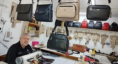 Küçük atölyesinde eliyle diktiği deri ürünleri Türkiye'nin her yerine gönderiyor