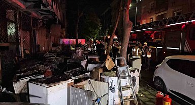 Küçükçekmece'de beyaz eşya deposunda çıkan yangın 3 katlı binayı kül etti