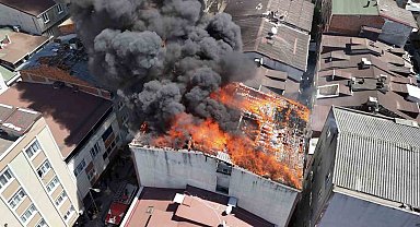 Küçükçekmece'de binanın çatısı alev alev yandı