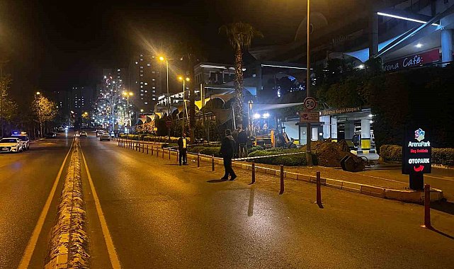 Küçükçekmece'de doğalgaz borusu kırıldı, AVM'dekiler panikle kaçtı