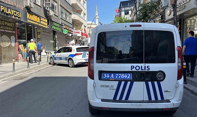 Küçükçekmece'de fenalaşıp yola yığılan adamın üzerinden araç geçti