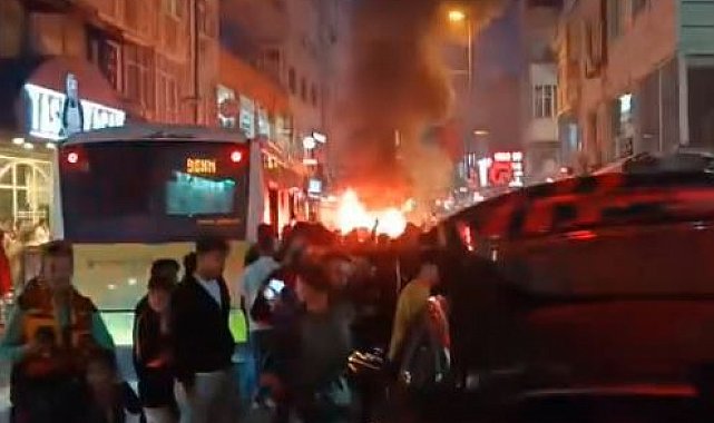 Küçükçekmece'de havai fişekli kutlamada yangın çıktı, araç küle döndü