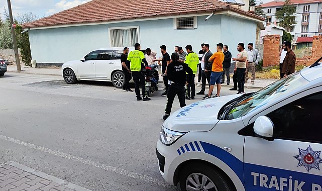 Kulu'da park halindeki cipe çarpan motosikletli yaralandı