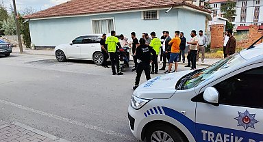 Kulu'da park halindeki cipe çarpan motosikletli yaralandı