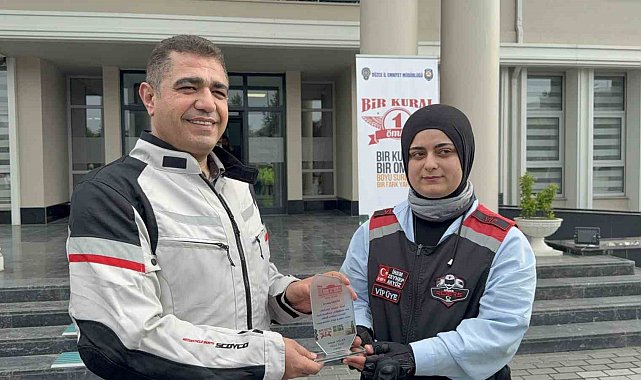 Kural ihlali yapmayan 3 motosikletliye plaket verildi