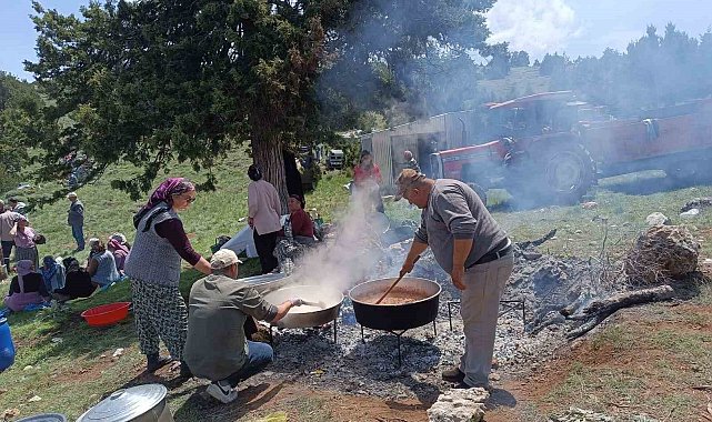 Kurban kesip yağmur için dua ettiler