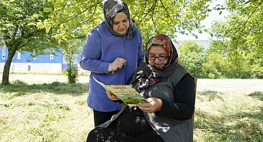 Kursa gitmeye fırsat bulamayınca bahçesinde okuma-yazma öğreniyor