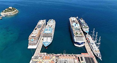 Kuşadası'na aynı anda 5 kruvaziyer demirledi