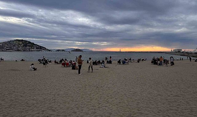 Kuşadası'nda masa ve sandalyesini alan deniz kenarına koşuyor