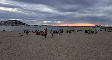 Kuşadası'nda masa ve sandalyesini alan deniz kenarına koşuyor