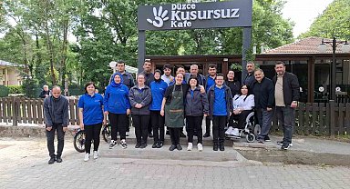 Kusursuz kafenin çalışanlarıyla bir araya geldiler