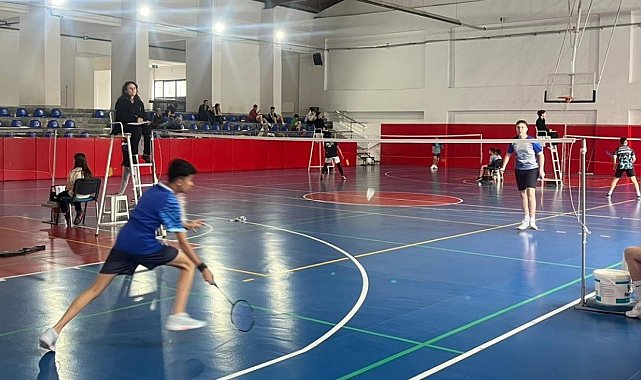 Kütahya'da genç badmintoncular kıyasıya mücadele etti