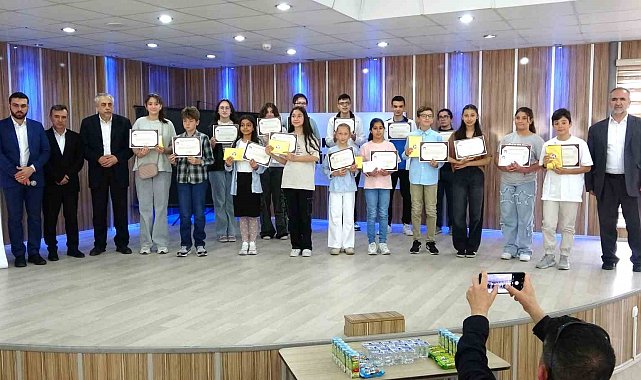 Kütahya'da gençler kitap okudu