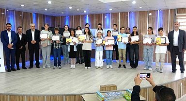 Kütahya'da gençler kitap okudu