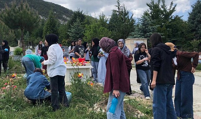 Kütahya'da İmam Hatip Lisesi öğrencilerinden mezarlık ve şehitliğe manevi ziyaret