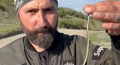 Kütahya'da motosiklet tutkunundan yavru yılan uyarısı