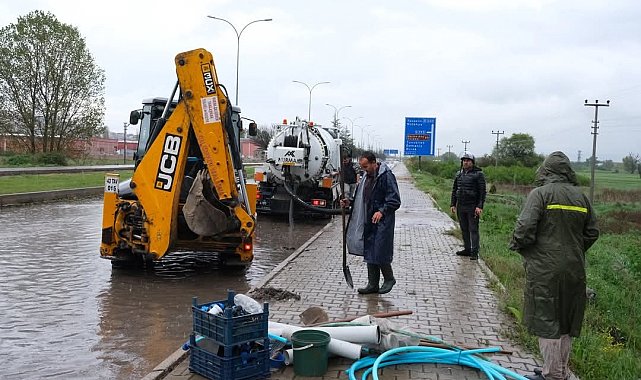 Kütahya'da sağanak yağış etkili oldu, yollar göle döndü