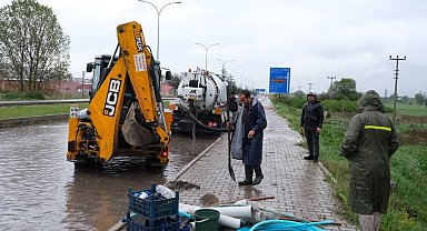 Kütahya'da sağanak yağış etkili oldu, yollar göle döndü