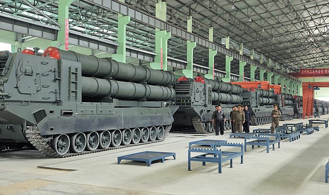 Kuzey Kore lideri Kim tank fabrikasını gezdi, daha fazla üretim talimatı verdi