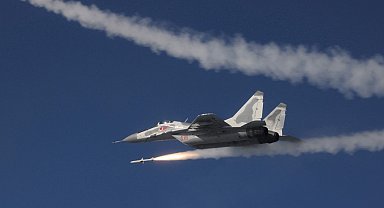 Kuzey Kore ordusu, lider Kim Jong-un denetiminde hava tatbikatı gerçekleştirdi