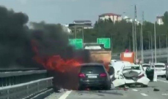 Kuzey Marmara Otoyolu'nda zincirleme kaza sonrası 2 araç yandı