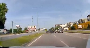 Lastiği patlayan otomobil karşı şeride uçtu