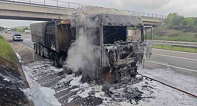 Lastiği patlayarak alev alan tır küle döndü