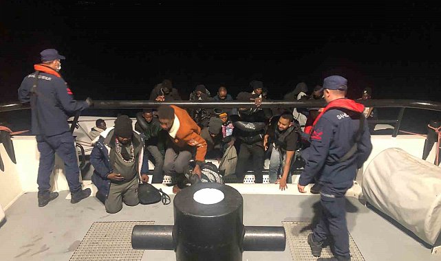 Lastik bot içerisinde 28 göçmen yakalandı