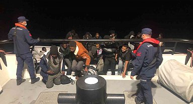 Lastik bot içerisinde 28 göçmen yakalandı