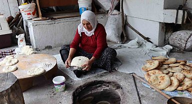 Lezzetli ekmekler köy tandırında pişiyor