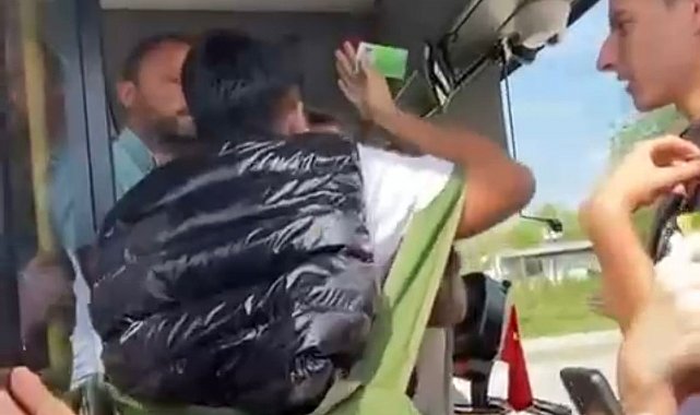 Lise öğrencisi tartıştığı otobüs şoförünün üzerine yürüdü, arkadaşları o anları kayda aldı