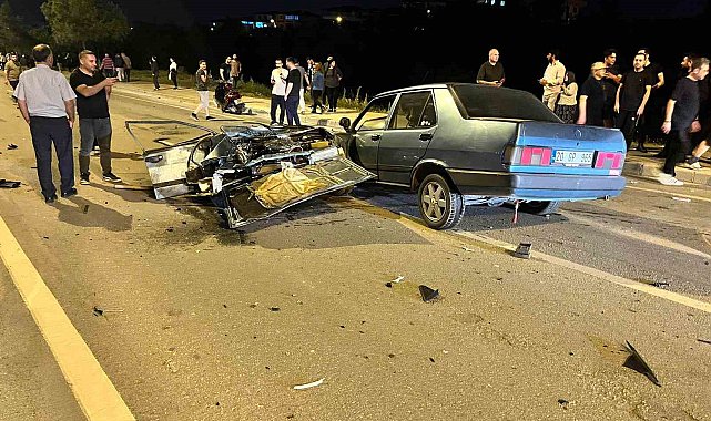 Lüks araçla çarpışan Tofaş ikiye bölündü