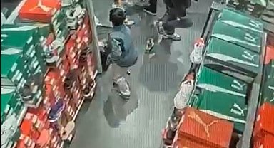 Mağazada unutulan telefonu çalan çocuk kamerada