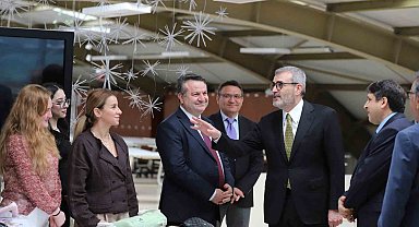 Mahir Ünal, TEKNOFEST şampiyonları ile bir araya geldi