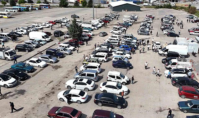 Malatya Açık Oto Pazarı'nda satıcı da alıcı da beklemede