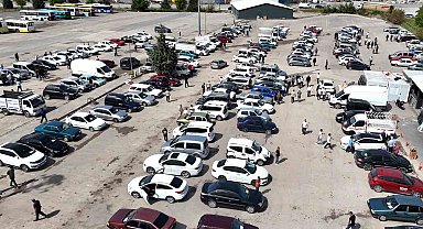Malatya Açık Oto Pazarı'nda satıcı da alıcı da beklemede