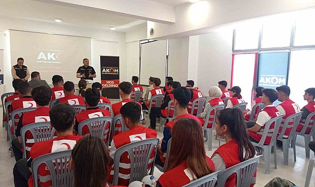 Malatya Büyükşehir Belediyesi'nden genç gönüllülere afet ve yangın eğitimi