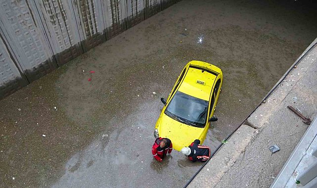 Malatya sağanak yağışa teslim: Yollar göle döndü