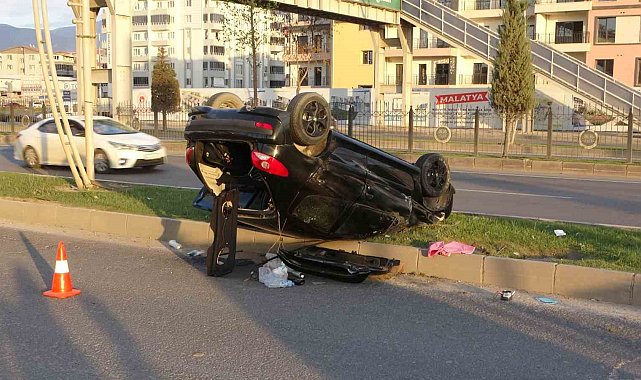 Malatya'da kontrolden çıkan otomobil refüje çarptı: 1 yaralı