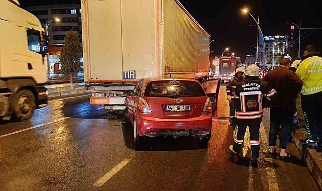 Malatya'da otomobil ile tır çarpıştı: 3 yaralı