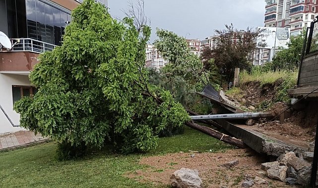 Malatya'da sağanak yağış site duvarını yıktı