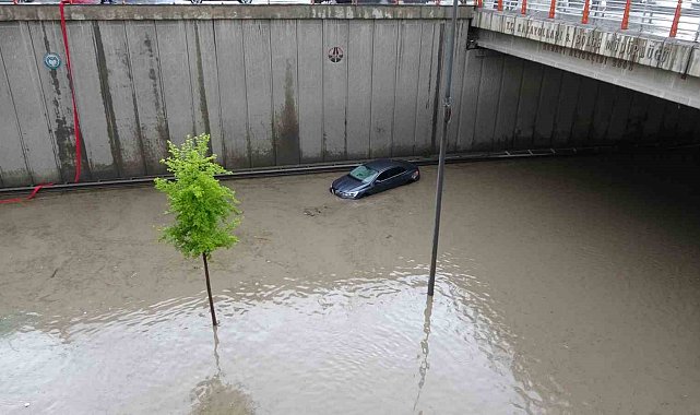 Malatya'yı sağanak vurdu: Araçlar yollarda mahsur kaldı