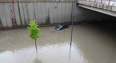 Malatya'yı sağanak vurdu: Araçlar yollarda mahsur kaldı