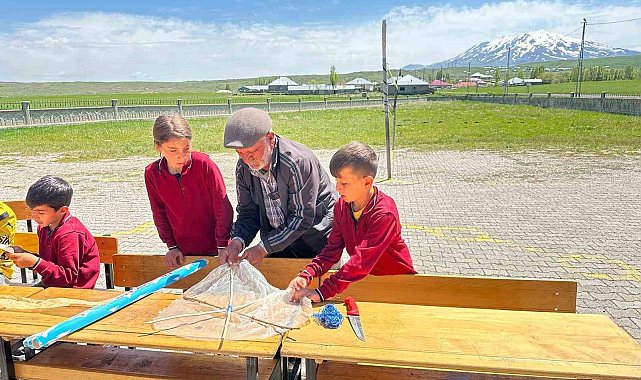Malazgirt'te çocukların uçurtma sevinci